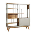 Moderne houten kast met open planken en gesloten opbergruimte