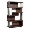 Moderne houten boekenkast met open planken en metalen accenten
