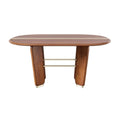 Eettafel van hout met moderne details